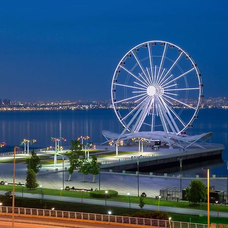 Sheraton Baku Intourist Exterior foto The Ferris wheel at the park