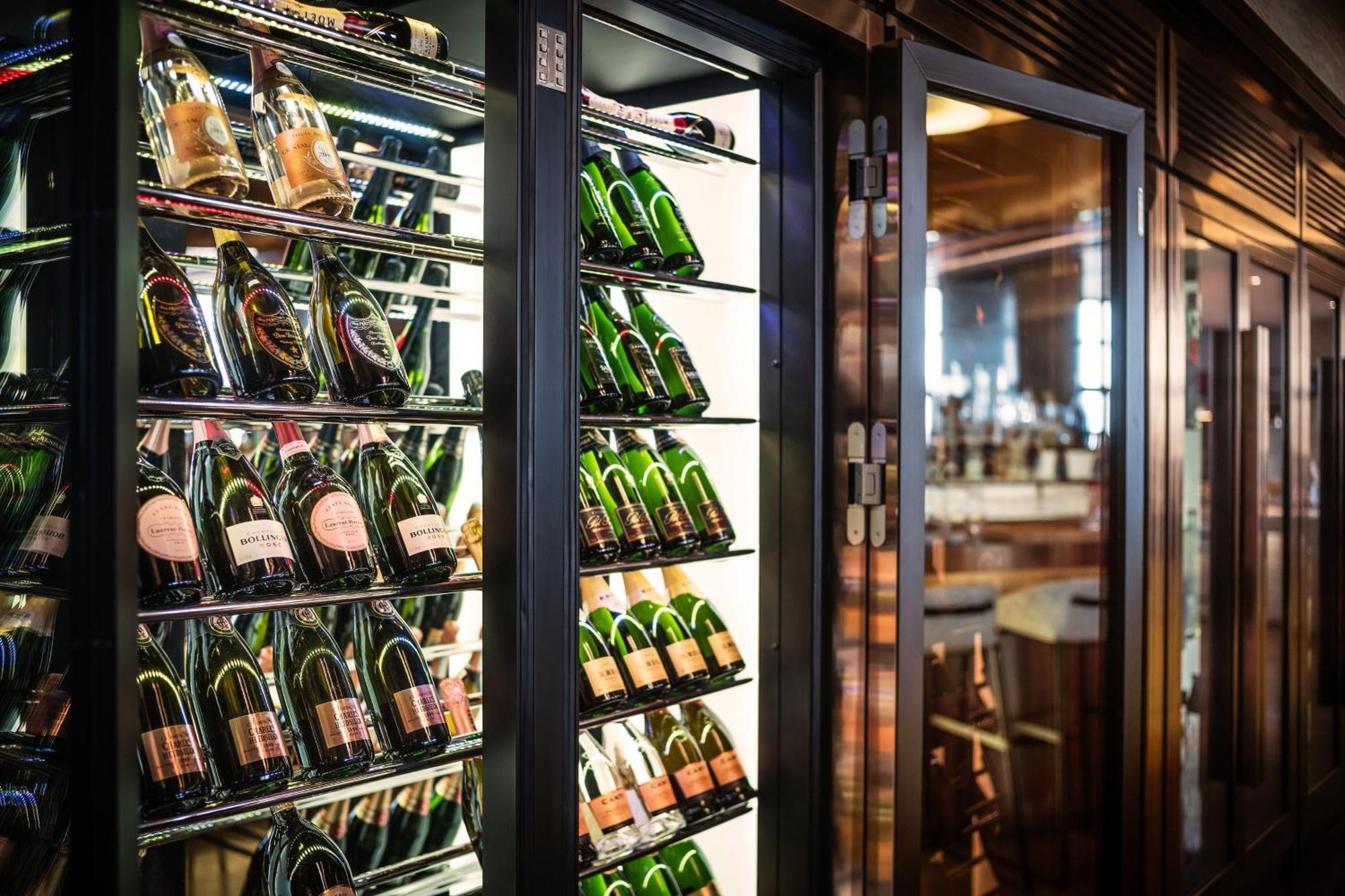 Sheraton Baku Intourist Exterior foto Wine cooler