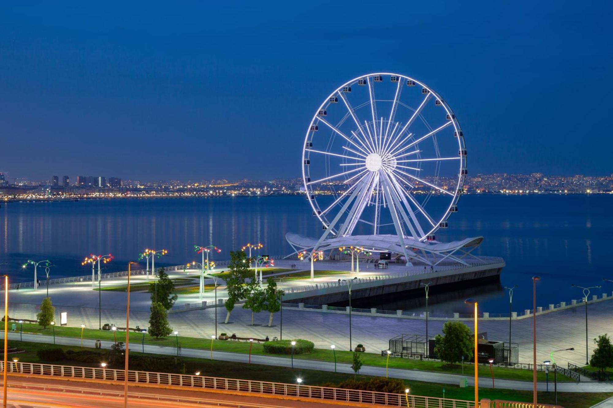 Sheraton Baku Intourist Exterior foto The Ferris wheel at the park