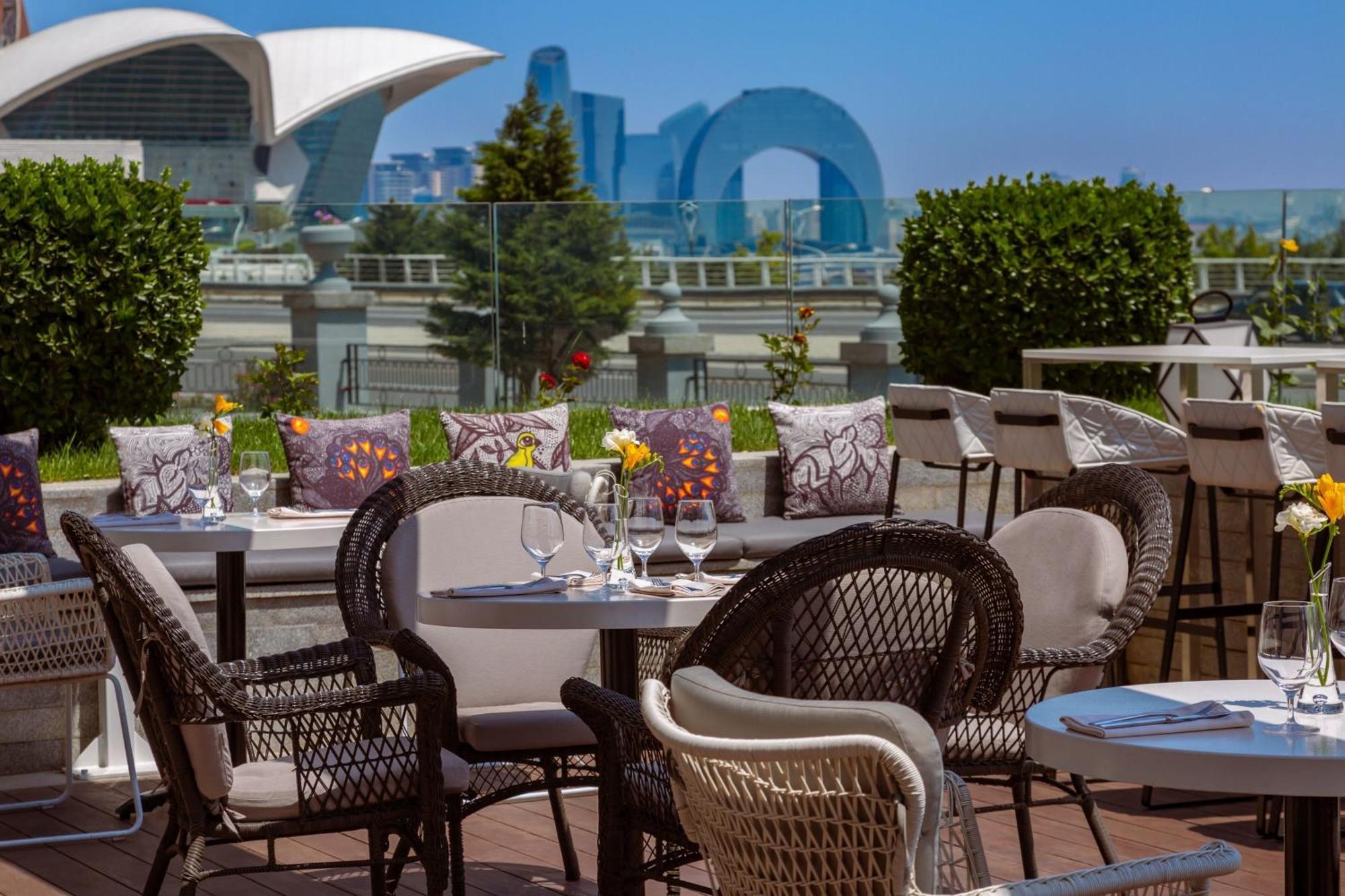 Sheraton Baku Intourist Exterior foto View from the hotel's rooftop