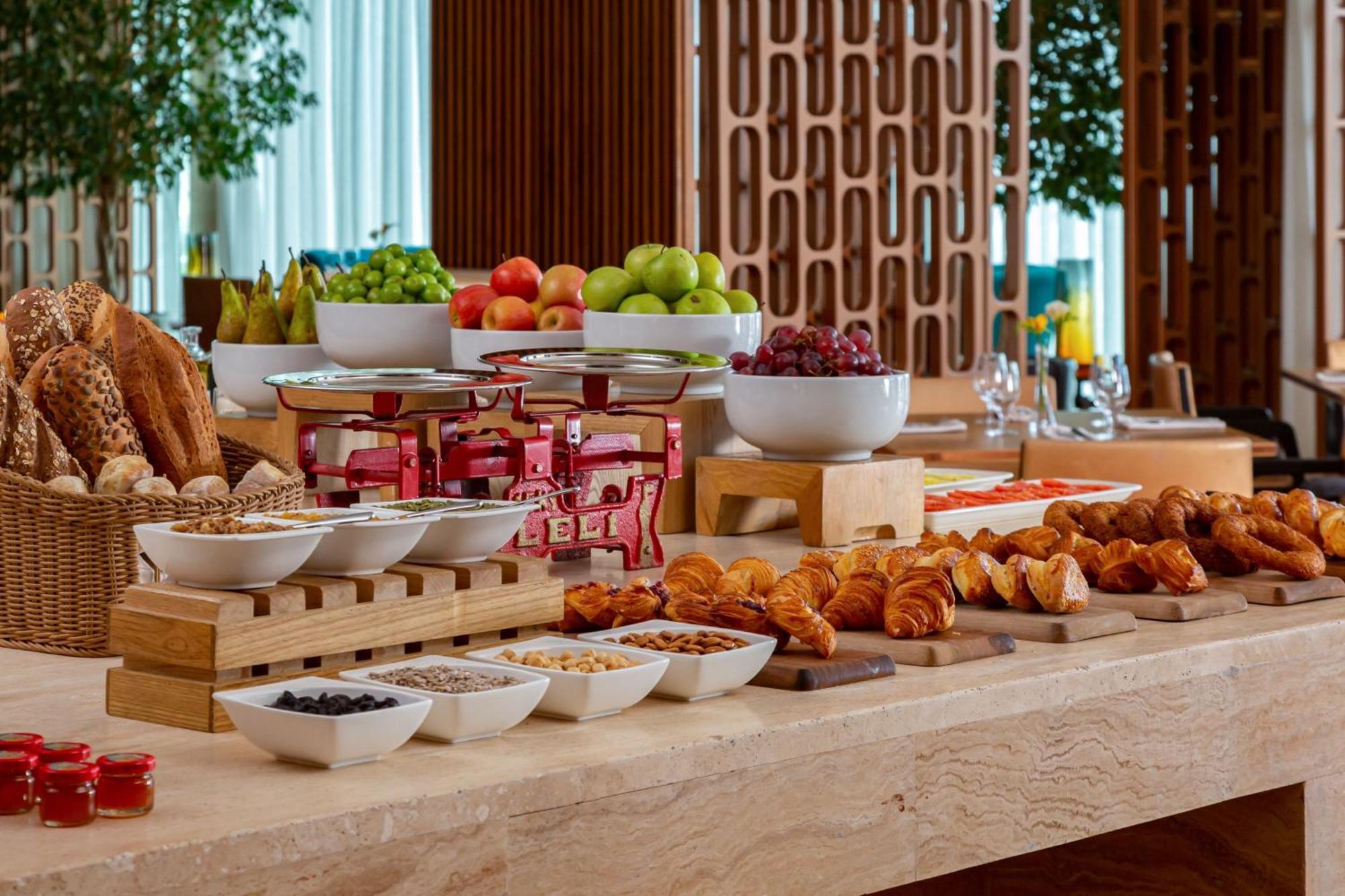 Sheraton Baku Intourist Exterior foto A breakfast buffet at a hotel