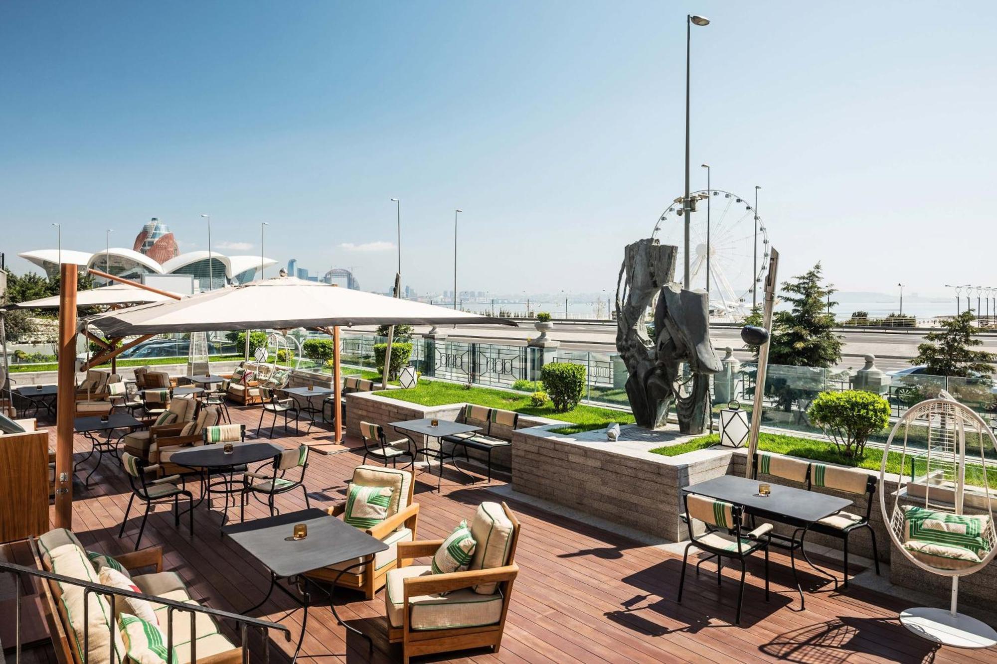 Sheraton Baku Intourist Exterior foto The Sky Bar