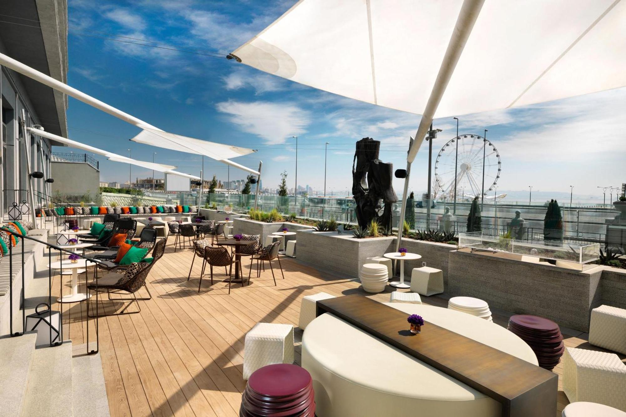 Sheraton Baku Intourist Exterior foto The Sky Bar