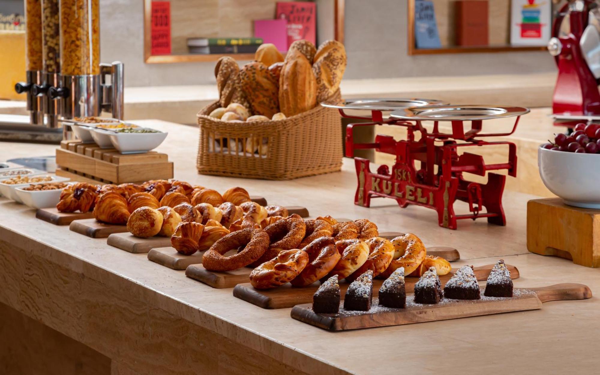 Sheraton Baku Intourist Exterior foto A selection of breads and pastries at a buffet